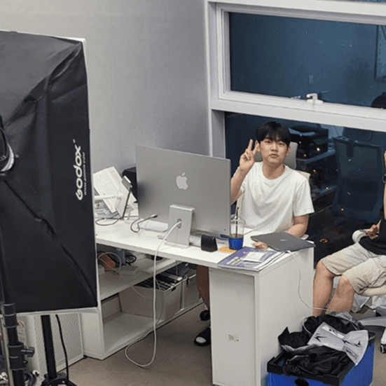e커머스 회사 사무실에서 촬영 장비 앞에 앉아 있는 모습