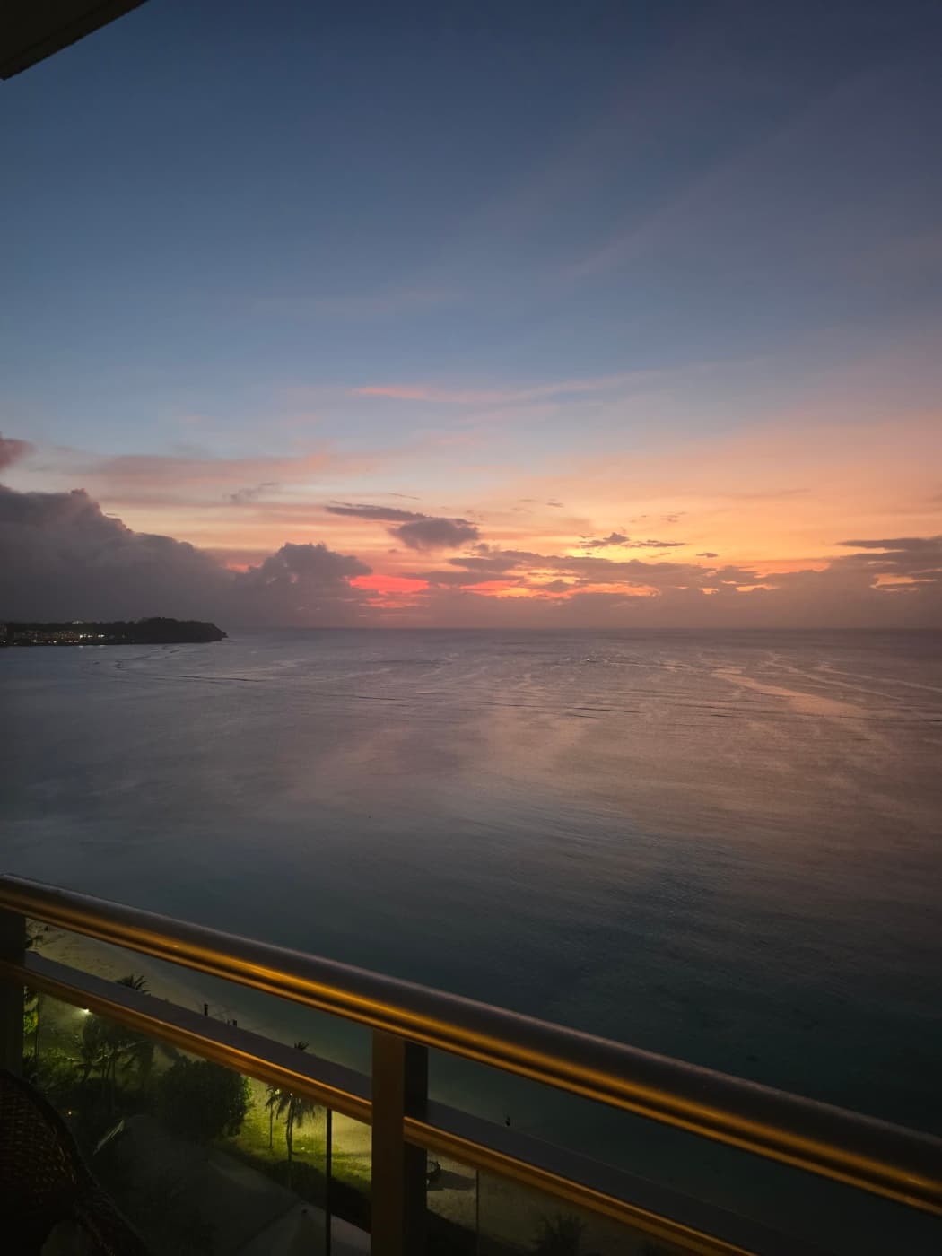 발코니 너머 해 저문 수평선 — 다시 처음으로